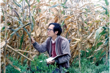 黃振文年輕時就投入非化學農藥病害防治研究，迄今已四十餘年。(圖片提供/黃振文)