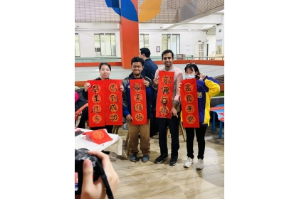 中興大學「水墨賀歲-新春賀歲寫春聯活動」，外籍學生亦參與寫春聯活動。圖片來源：中國文學系進修學士班系學會
