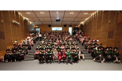 中興大學醫學院首屆畢業生大合影