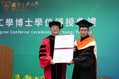 興大校長詹富智（左）頒發名譽工學博士學位給楊德華董事長（右）