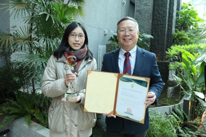 興大土環系碩士生涂凱芬（左）榮獲創意報告獎，與指導老師林耀東特聘教授合影。