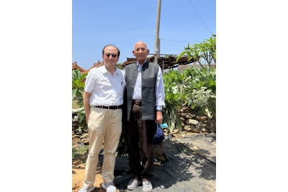 Professor Vijay (right) and Professor Tzong-Ru Lee went back and forth between Taichung and Qimei in one day to visit the meaningful Couple Tree.