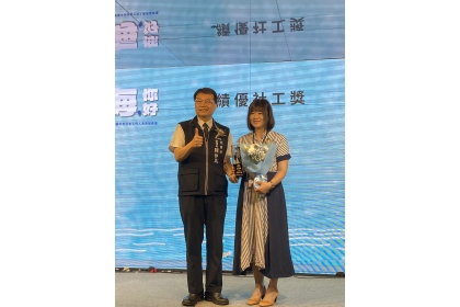 蕭伊伶社工師獲頒臺中市績優社工獎，與臺中市社會局副局長陳仲良(左)合影