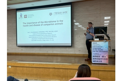 Dr._Jan_S._Suchodolski_分享腸道總體微生物群（microbiome）在伴侶動物健康與疾病中的作用，並介紹其應用於慢性腸炎治療的臨床案例