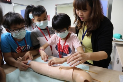 【自由時報】學童利用擬真病人體驗抽血。