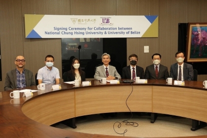 From left to right: Dr. Chieh- Chen Huang、Dr. Shaw-Yhi Hwang、Dr. Chia-Lin Chang、President Fuh-Sheng Shieu、Vice President Dr. Fuh-Jyh Jan、Dr. Jenn-Ming Song、Dr. Ming-Der Yang