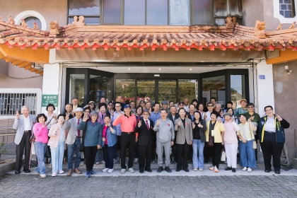 前往鹿谷茶業文化館品茶