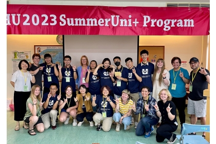 U State T-shirts were among the gifts USU students and faculty presented to their hosts at the start of this year's National Chung Hsing University summer study abroad experience.（Utah State University）