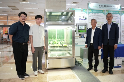 右至左：興大工學院陳志銘副院長、台灣海博特公司張簡慶賓總經理、興大智慧創意學程李宏中副教授、植病系陳禮弘副教授，與此次捐贈之智慧溫室合影