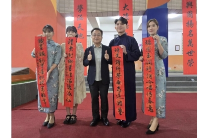 中興大學「水墨賀歲-新春賀歲寫春聯活動」林榮森(中)示範教學時完成的春聯。 圖/戴辰攝影