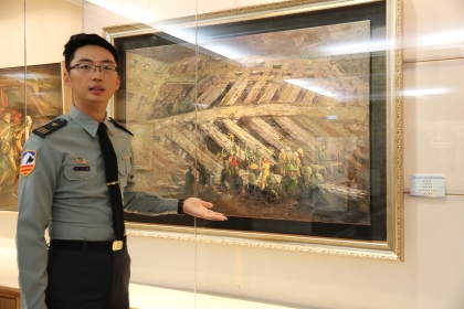 陸軍第十軍團保防組上尉翁浩雲創作「制服的背影」獲得西畫類首獎