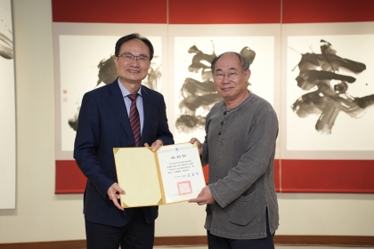 蔡清標副校長（左）頒發感謝狀給張志鴻老師。