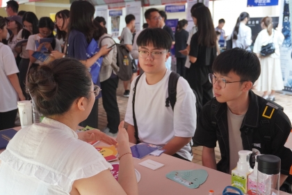 實習博覽會攤位，學生積極參與，了解實習工作內容