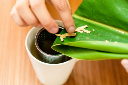 切碎曬乾後的月桃還能沖泡成茶。