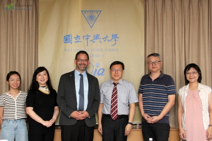 UC Davis海外教育推廣中心主任Jake Hosier (左三)以及副主任Xin Chen (左二) 於112年10月20日造訪國立中興大學，假國際處與周濟眾副校長暨國際長(右三)、生科中心侯明宏主任(右二)，及教學推廣組劉浩屏組長(右一)會面交流，持續推動兩校協力培育優秀人才項目(如3+X學碩計畫)。甫自3+X program取得UC Davis碩士學位之校友盧昀秀同學(左一)亦受邀與會交流。