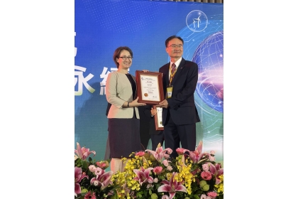 中興大學蔡清標終身特聘教授（右）榮獲中國工程師學會會士