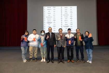 校友總會莊嘉郁理事長（左4）現場加碼現金10萬元，抽出10份1萬元紅包。詹校長（右4）及莊理事長與幸運得主合影。