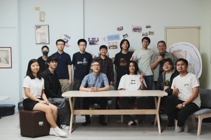 物理系陳信良助理教授（前排左三）與其研究團隊