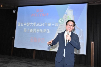 彰基總院長陳穆寬勉勵後醫系新生，在學習過程中秉持行公義、好憐憫、存謙卑之心，對待每一個病人。（圖彰基提供）