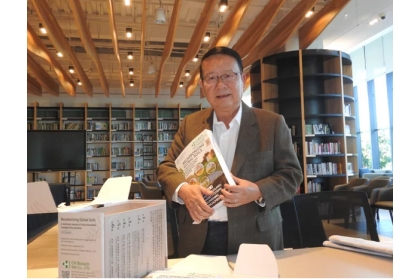 正瀚生技董事長吳正邦為產官學界引入FAO技術手冊，提供建立台灣農地、林地再碳化的「固碳」及衍生的「碳匯」國際經驗。正瀚生技／提供