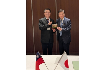 詹富智校長（左）致贈熊本大學小川久雄校長（右）紀念品。