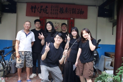 團隊拜訪社區總幹事陳四煌先生，深入了解竹仔坑的產業現況與文化特色，為後續駐村規劃奠定基礎。(圖/記者廖妙茜翻攝)