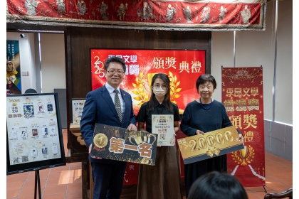 李昂(右)、興大陳全木副校長(左)與首獎得主合影