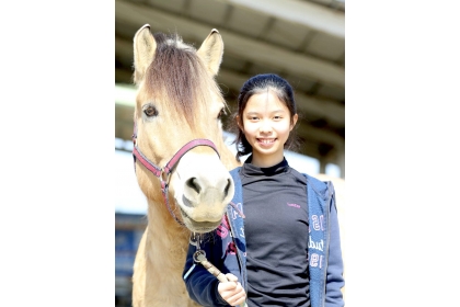 興大獸醫系特殊選才新生鍾宇柔高中時期至台灣馬術治療中心實習