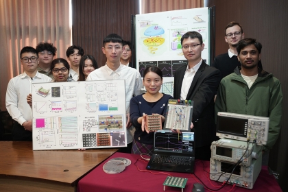 興大醫工所林淑萍教授（右4）與物理所林彥甫教授（右3）展示傳統元件（左）與新元件的差異 (2)