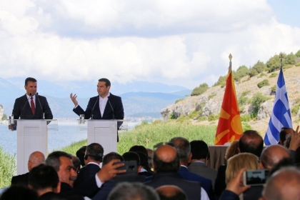 【聯合報】希臘總理齊普拉斯與馬其頓總理薩耶夫17日在兩國邊境關口，簽署馬其頓更改國名協議。