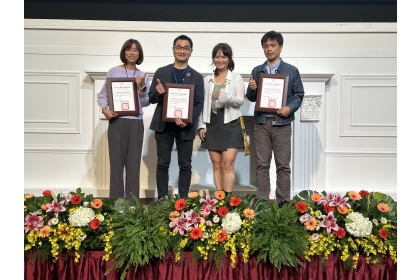 企業媒合成果表揚，邀請農糧署農業資源組董蓁簡任技正頒發感謝狀予棉花田生機園地股份有限公司（左ㄧ）、味榮食品工業股份有限公司（左二）、聯邦網通科技股份有限公司（右ㄧ）。