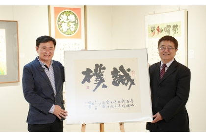 黃國書（左）捐贈一幅作品給中興大學，由詹富智校長（右）代表受贈