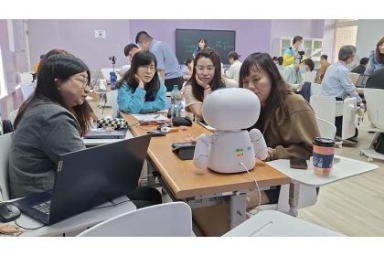 教師們與凱比教育機器人進行互動實作，體驗設計 AI 分身融入課堂的過程。