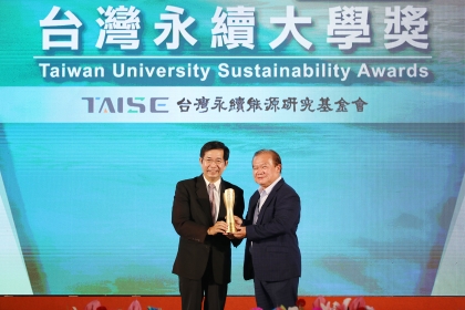 中興大學榮獲永續報告書白金獎榜首與十大永續典範大學獎，由李長晏主秘（右）代表領獎。