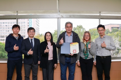 2025MOOCs標竿課程得獎教師昆蟲系莊益源副教授(右3),與農資學院陳志峰院長(左2)、教務長張玉芳(左3)、農資學院學術秘書陳珮臻教授(右2)、教發中心劉沛棻主任(右1)、執行團隊林金賢技術師(左1)合影