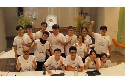 興大生命科學系黃介辰特聘教授（前排左1）率隊參加iGEM榮獲金牌