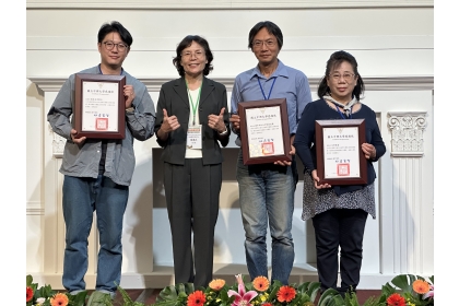 企業媒合成果表揚，邀請有機農業推動中心段淑人執行長頒發感謝狀予澎派生活商行（左ㄧ）、永萍蔬食（右二）、台中市私立卡帕幼兒園（右ㄧ）