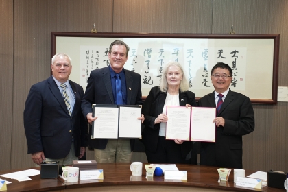 NCHU and SDSU exchanged the Agreement on Academic Cooperation. (Begin from right: NCHU President Dr. Fuh-Jyh Jan, SDSU Director of Study Abroad & International Affairs Dr. Sally Gillman, South Dakota State Lieutenant Governor Mr. Larry Rhoden, SDSU Dean o