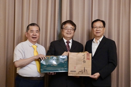 傑出校友暨榮譽校友聯誼會會長林萬年 (左)、中興大學校長詹富智 (中)、台灣糖業股份有限公司董事長吳明昌(右)
