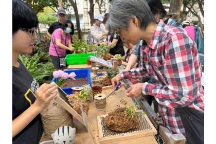 民眾參與市集活動