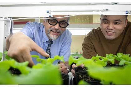 中興大學生命科學院院長黃介辰（左）表示，生物刺激素直接調控植物體的基因表現而改變其農藝性狀，具有取代基轉作物的潛能。