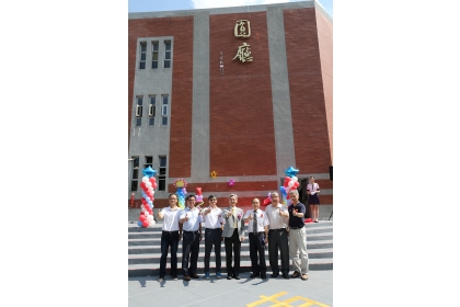 興大校長薛富盛（左4）等人共同為圓廳揭牌