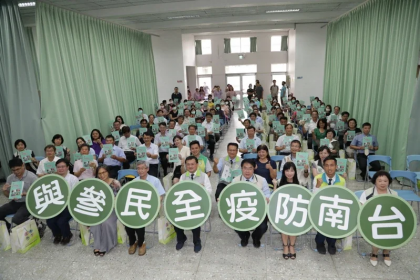 台南市衛生局昨出版登革熱防疫專書「台南經驗與策略」，市長黃偉哲(右四)前往鼓勵。記者修瑞瑩/攝影