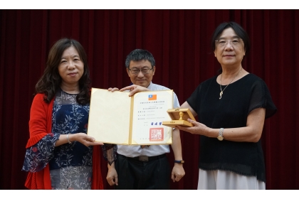 台灣文學學會新任理事長黃美娥教授（左一）與現任理事長邱貴芬教授（右一）在常務監事翁聖峰教授的監交下進行交接