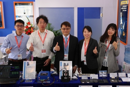 國立中興大學機械系教授暨雷應科技創辦人劉建宏(中)與雷應夥伴團隊合影。 黃奇鐘/攝影