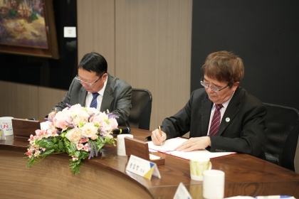 興大詹富智校長(右)與正瀚生技吳正邦董事長(左)代表簽署