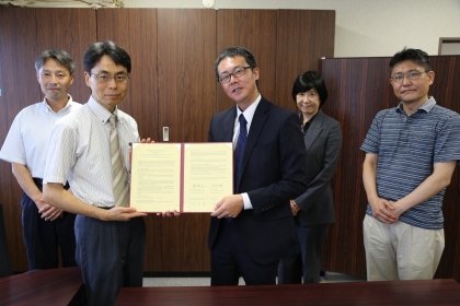 一橋大學法學院酒井太郎院長(右)、下山憲治教授(左二)及系所同仁合照