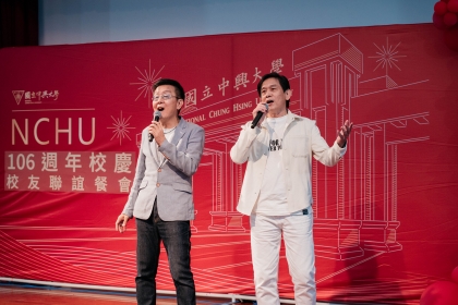 陳偉民（左）與殷正洋（右）獻聲