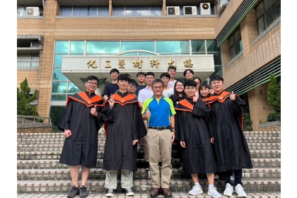 中興大學化學工程學系林慶炫特聘教授（中）11月9日榮獲東元獎肯定