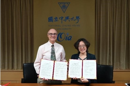 Dr. Mike Trevisan, Dean of the College of Education at WSU and Dr. Kai-Jung Chi, Associate Vice President for International Affairs at NCHU exchanged the signed MOU to facilitate academic exchange between the two universities.